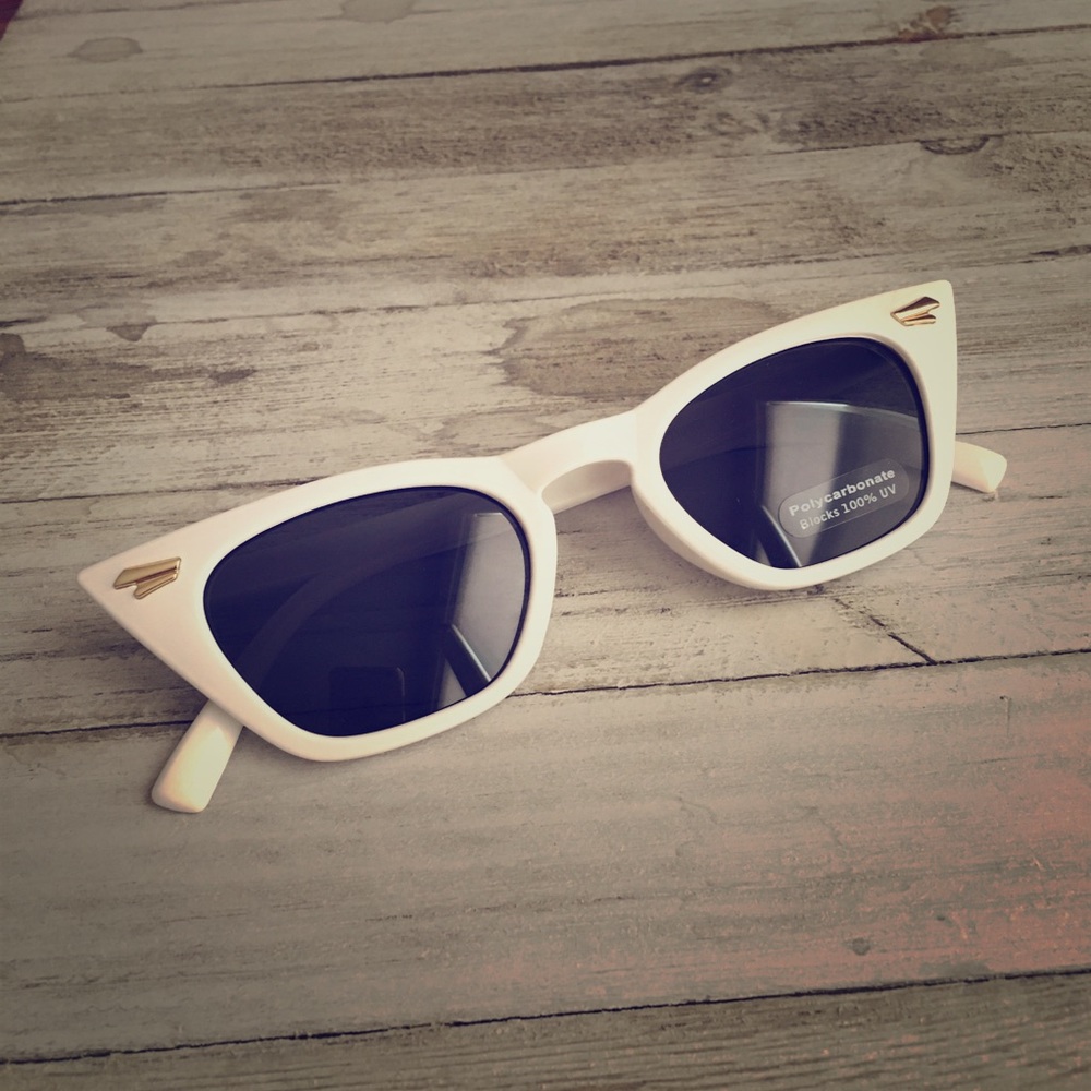 FREE bonus gift! White sun glasses